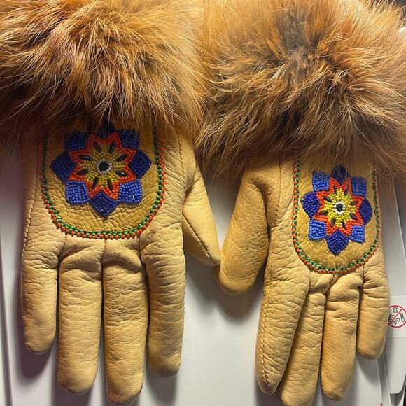 Exquisitely Beaded Tan Premium Buffalo Hide Gloves with Buffalo Fur Trim. OS - Picture 4 of 9